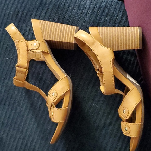 Clarks high heeled sandals, tan, size 7.5 - Picture 6 of 8